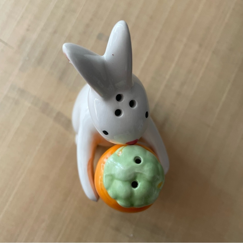 LAST CHANCE Cute Bunny Carrot Salt Pepper Shakers Stacking Kitchen Dining Decor - Picture 3 of 10